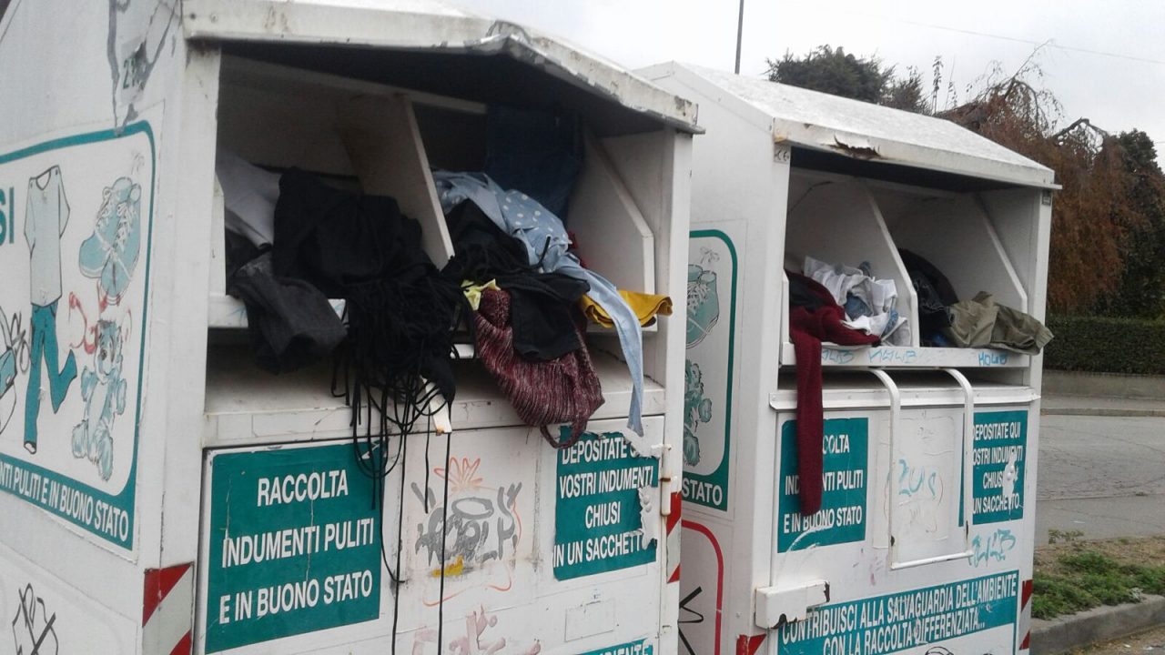 Abiti usati depredati cassonetti del mercato