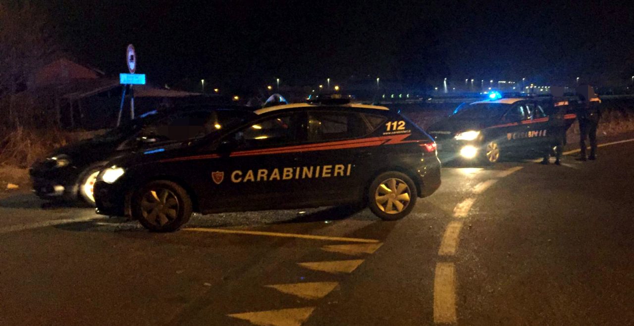 Auto bloccata dai carabinieri vicino all’autostrada