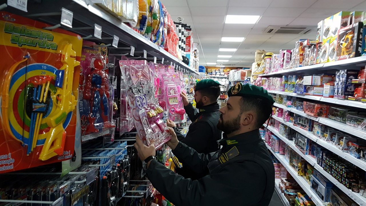 Carnevale sicuro sequestrati due milioni di articoli IL VIDEO