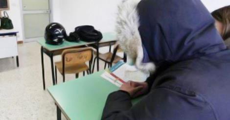 Scuole al freddo studenti con cappotti e sciarpe