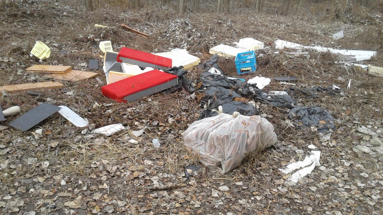 Pista ciclabile presa per una discarica LE FOTO