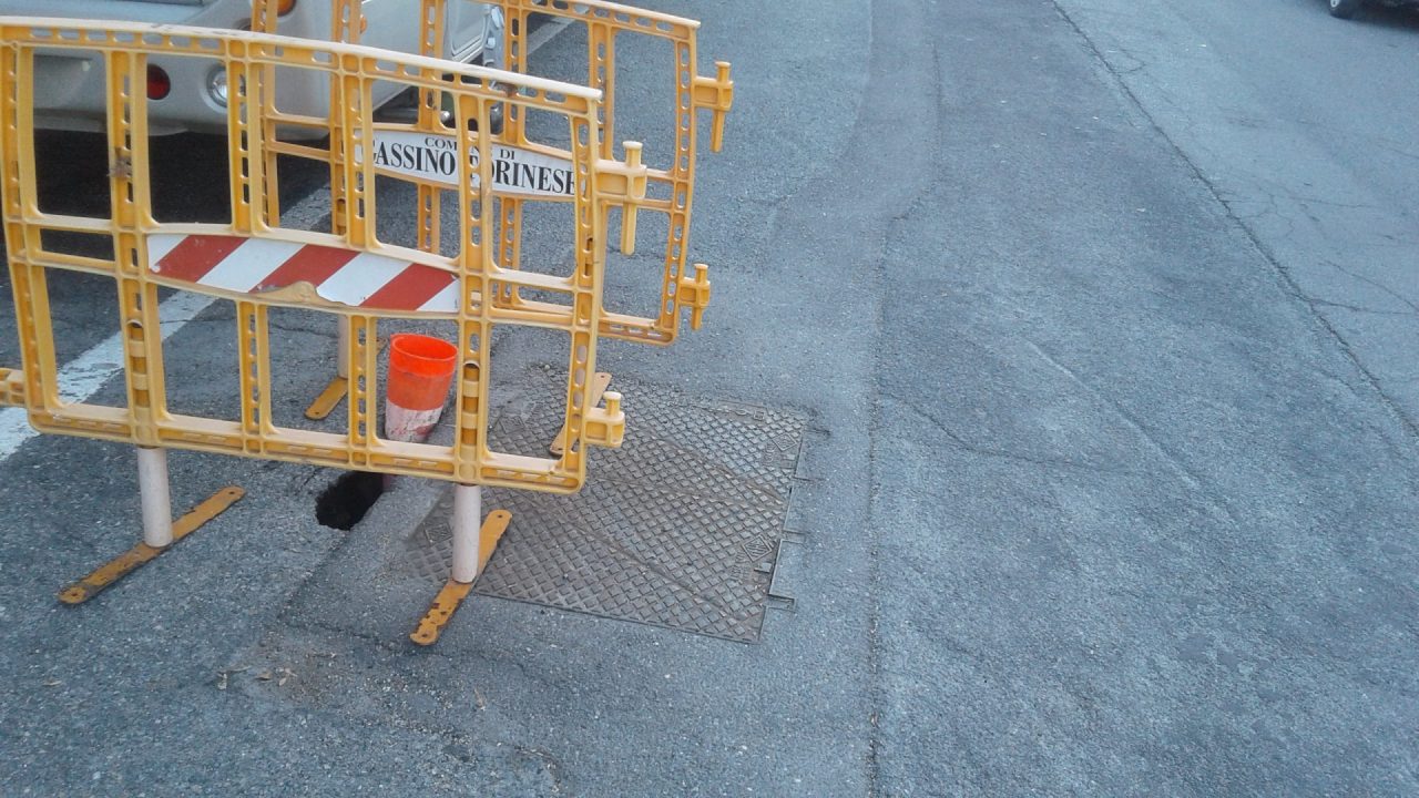 Profonda buca si apre in strada