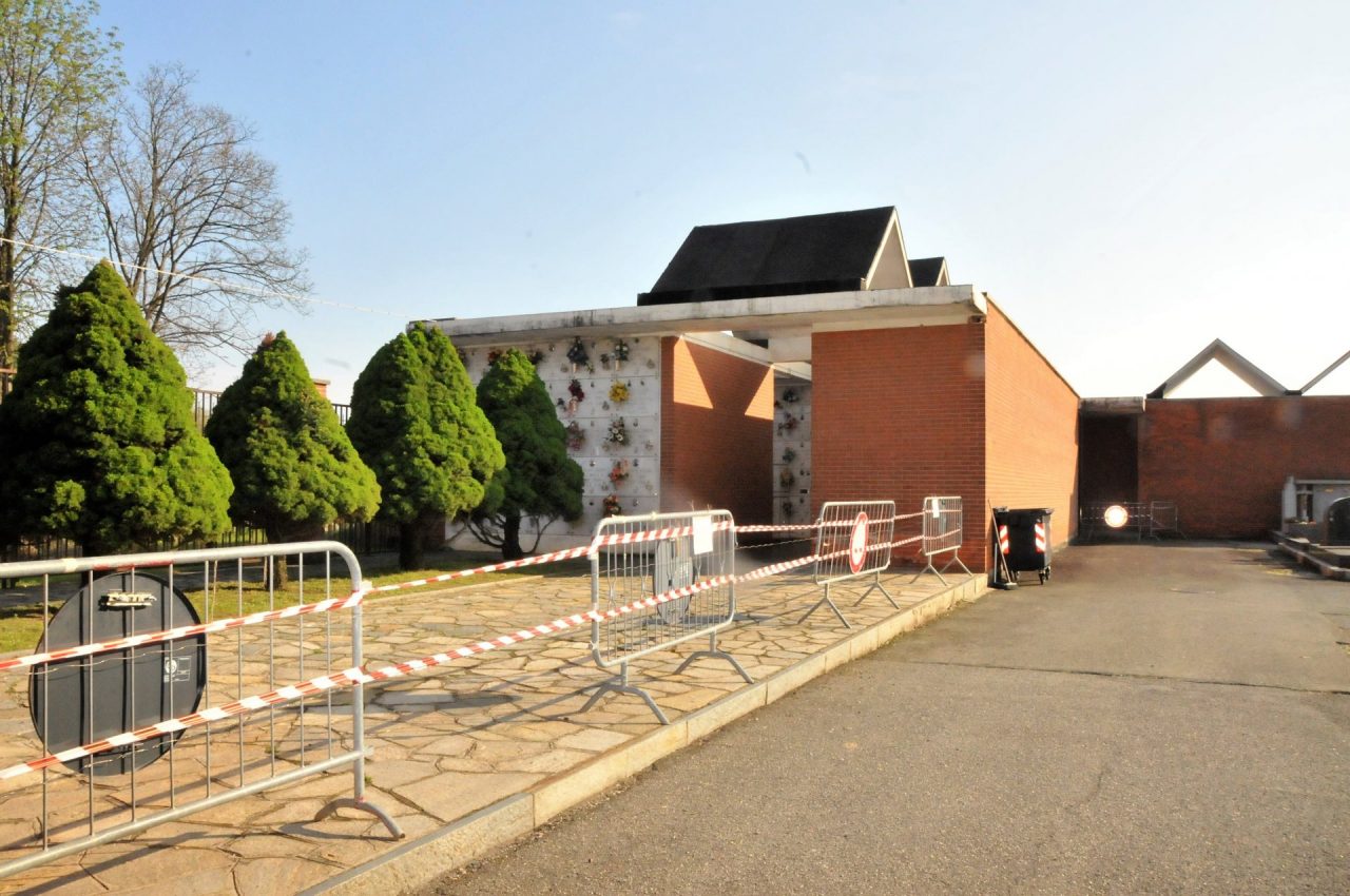 Loculi recuperati al cimitero dopo le polemiche