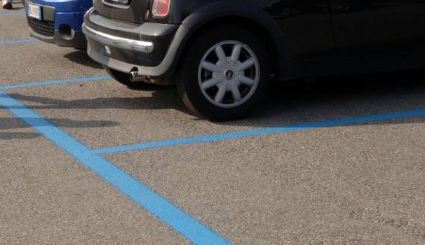 Parcheggi strisce blu, da domani si torna a pagare