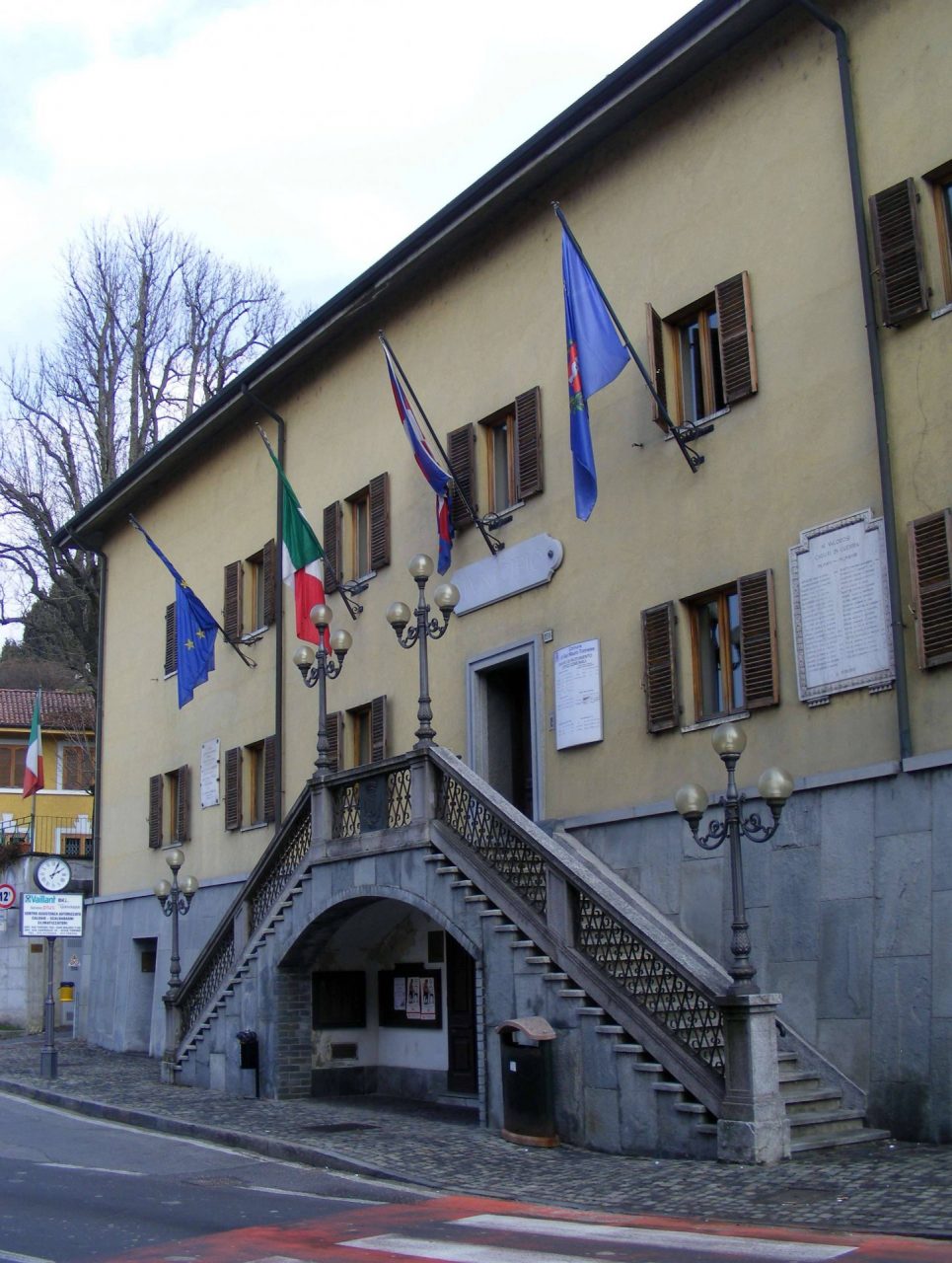 Consiglio al freddo sciarpe e maglioni tra gli scranni