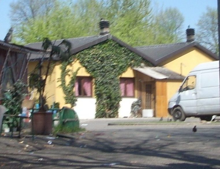 La denuncia: “Nostra figlia vive tra topi e fango”