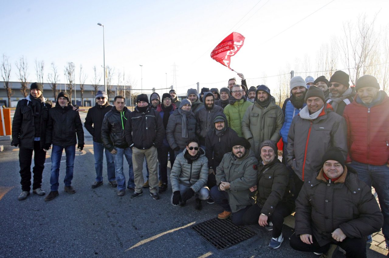 Presidio Pirelli ancora manifestazioni in serata IL VIDEO