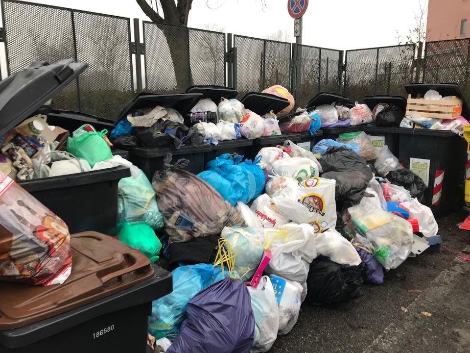 Caos rifiuti centinaia di sacchi mai raccolti