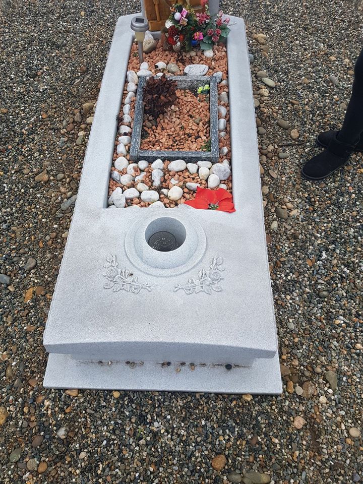 Furti fiori al cimitero ladri scatenati