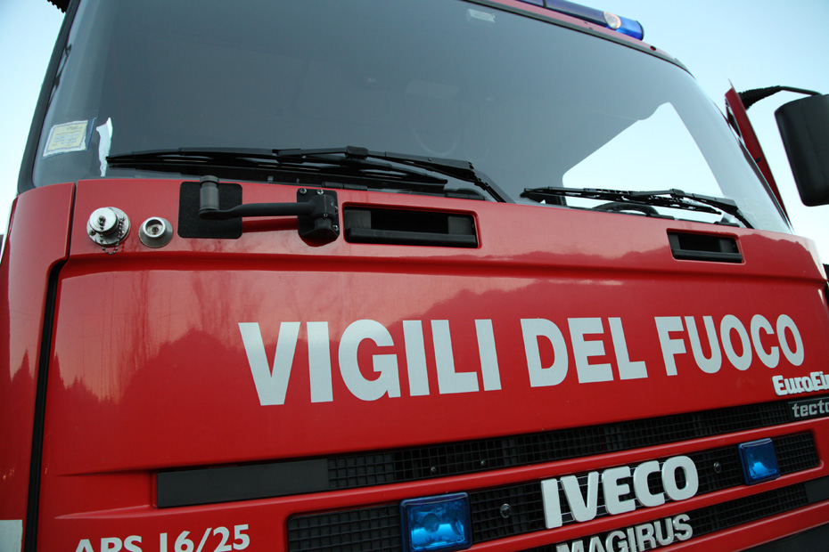 Crolla teatro sequestro materiale