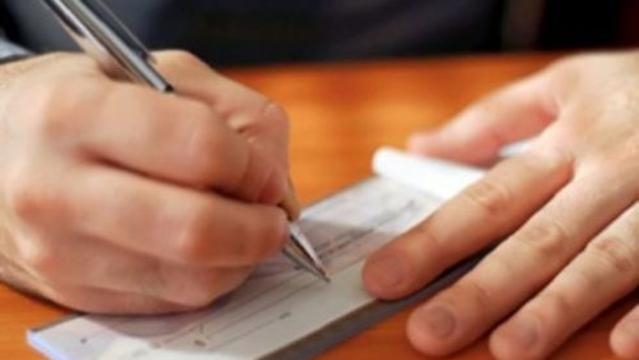 Pagava con assegni non validi denunciato