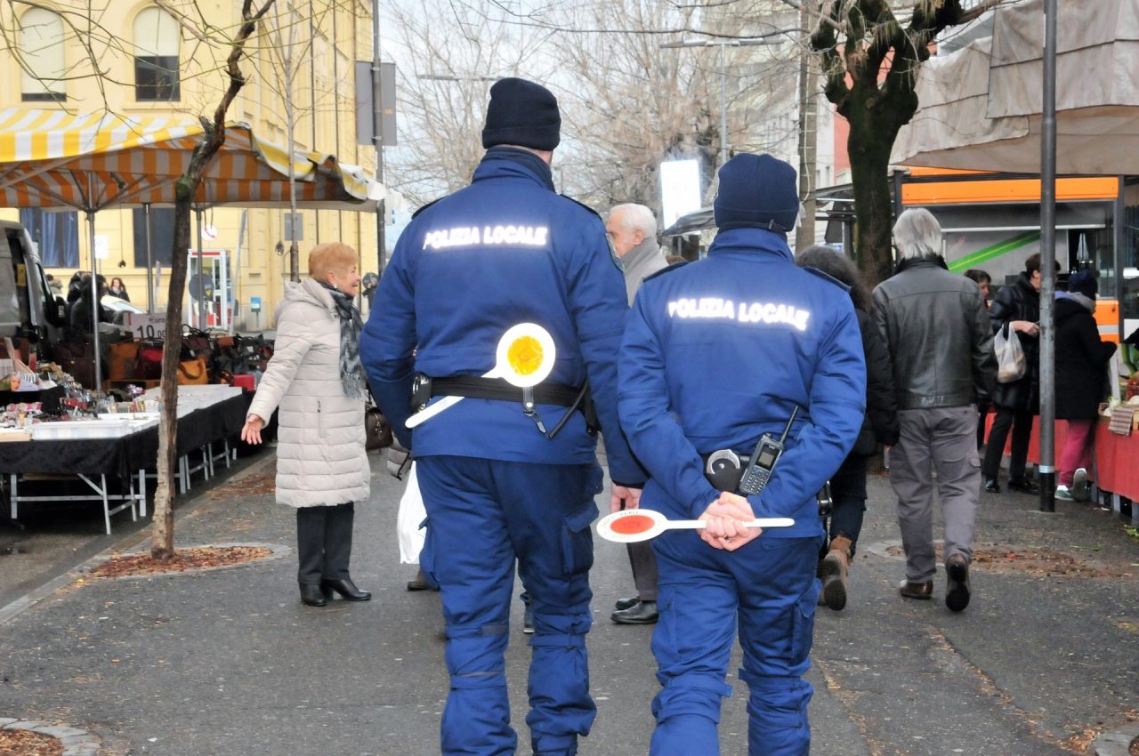 Merce contraffatta al mercato tolleranza zero dei vigili