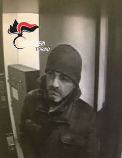 Rapina Banca Sella prendendo in ostaggio un uomo