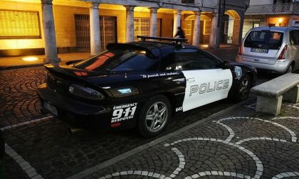 Auto polizia americana parcheggiata in centro