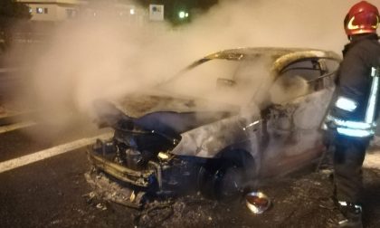 Incendio auto sull'autostrada Torino Milano