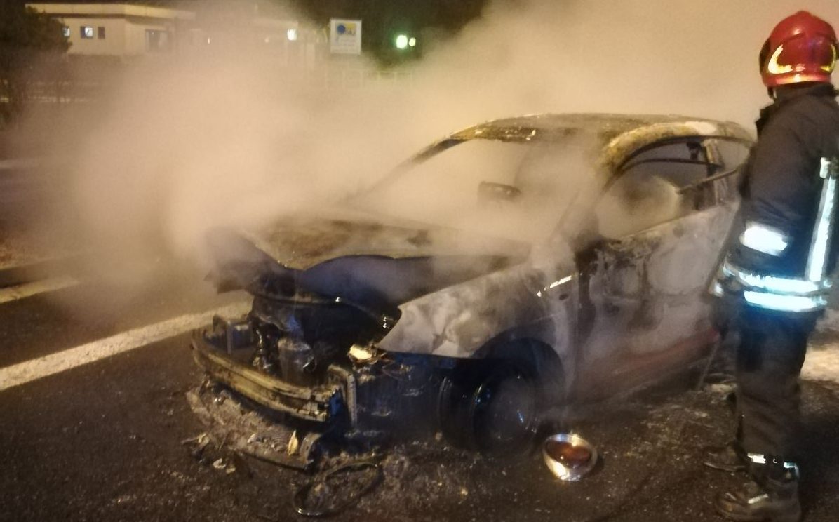 Incendio auto sull’autostrada Torino Milano
