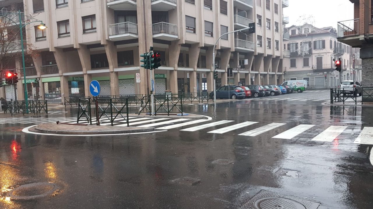 Si schianta contro rotonda e scappa LE FOTO
