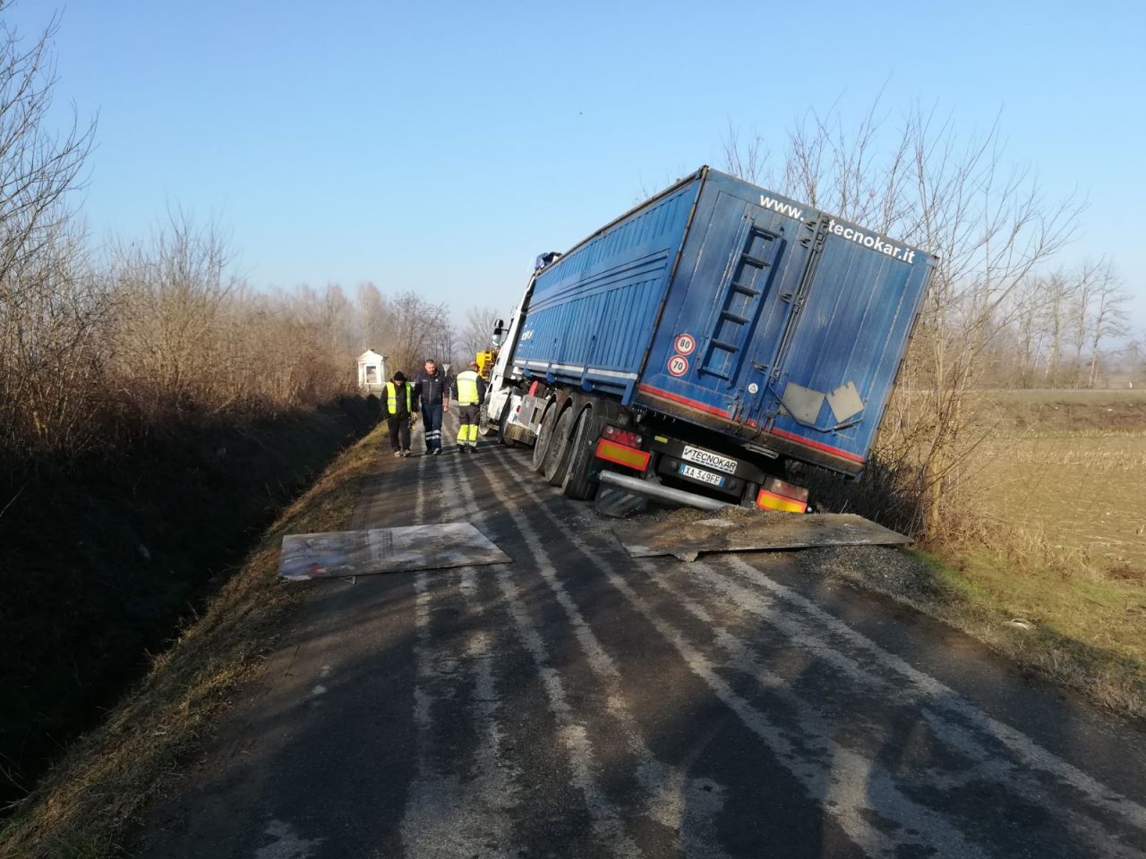 Camion in bilico strada chiusa