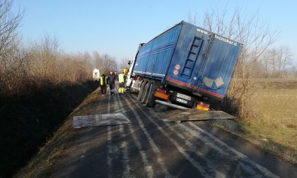 Camion in bilico strada chiusa