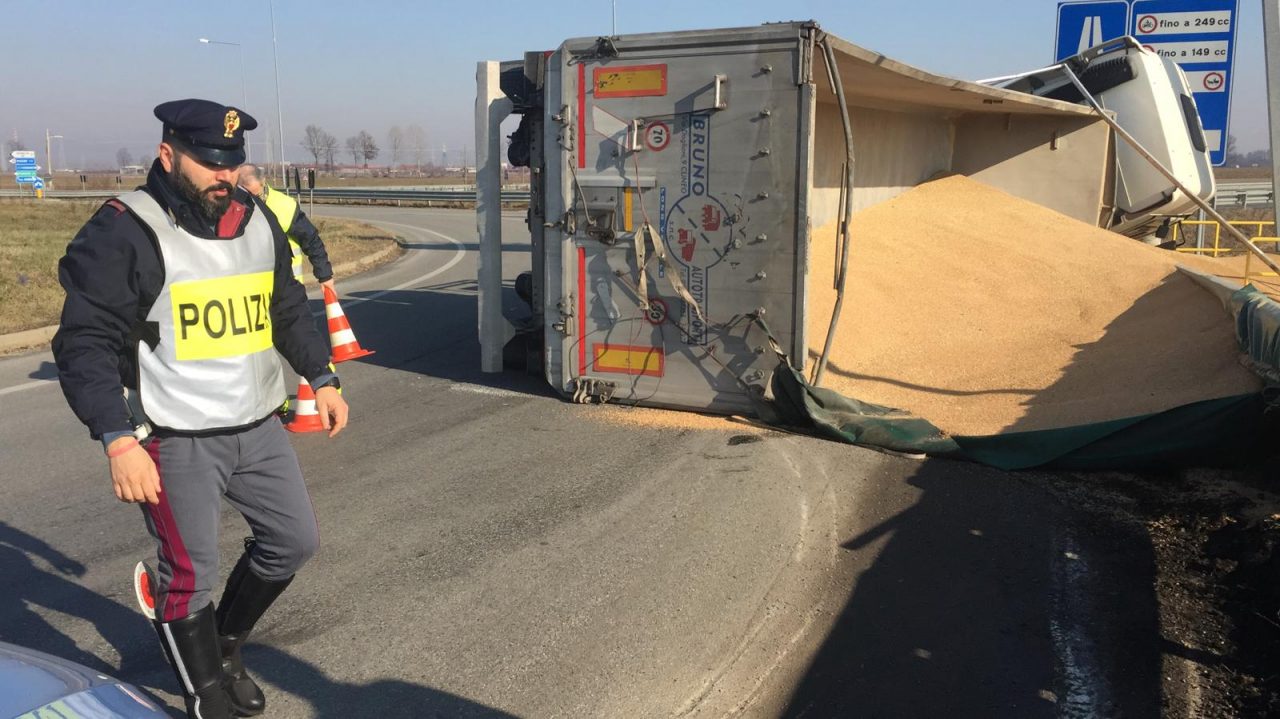 Camion ribalta ingresso autostrada LE FOTO