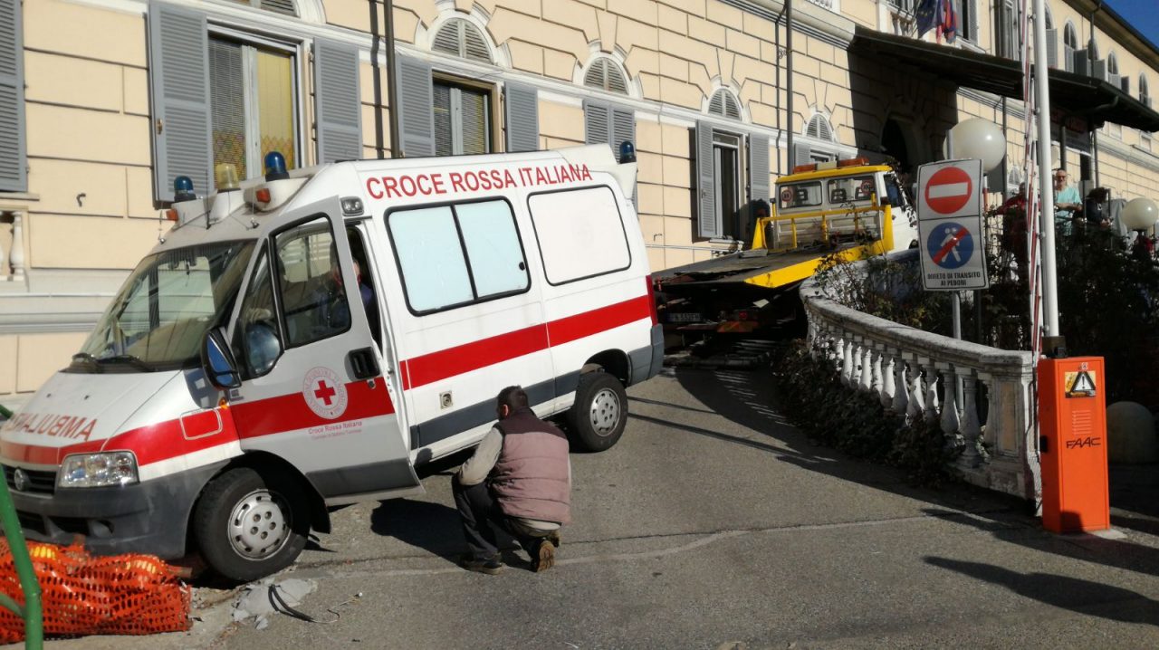Ambulanza schiantata sulla rampa del pronto soccorso di Chivasso I VIDEO