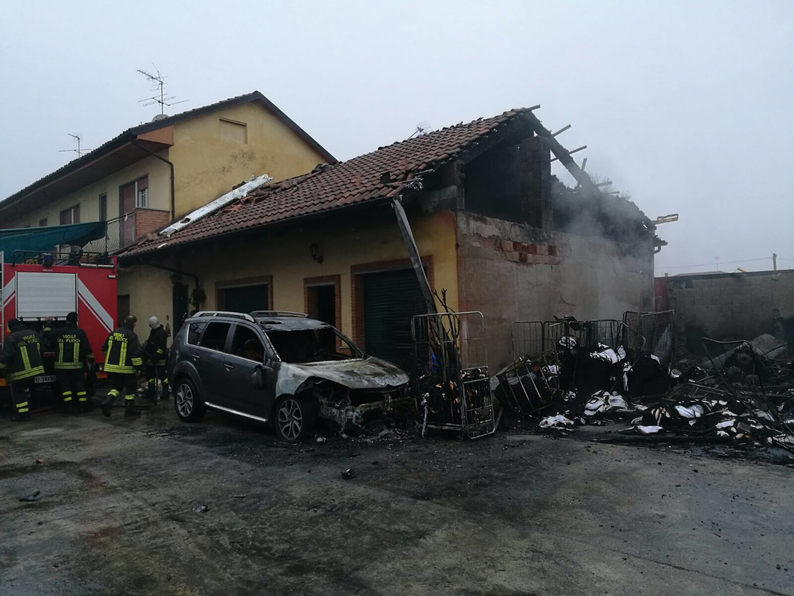 Incendio distrugge lavanderia industriale di Settimo Torinese.