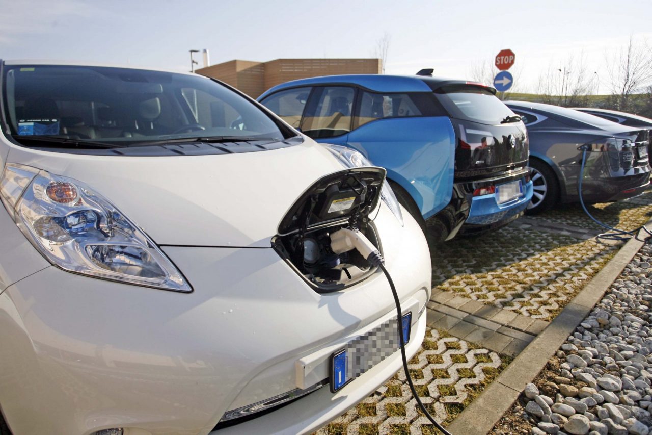 Parcheggio gratis per le auto elettriche ed ibride