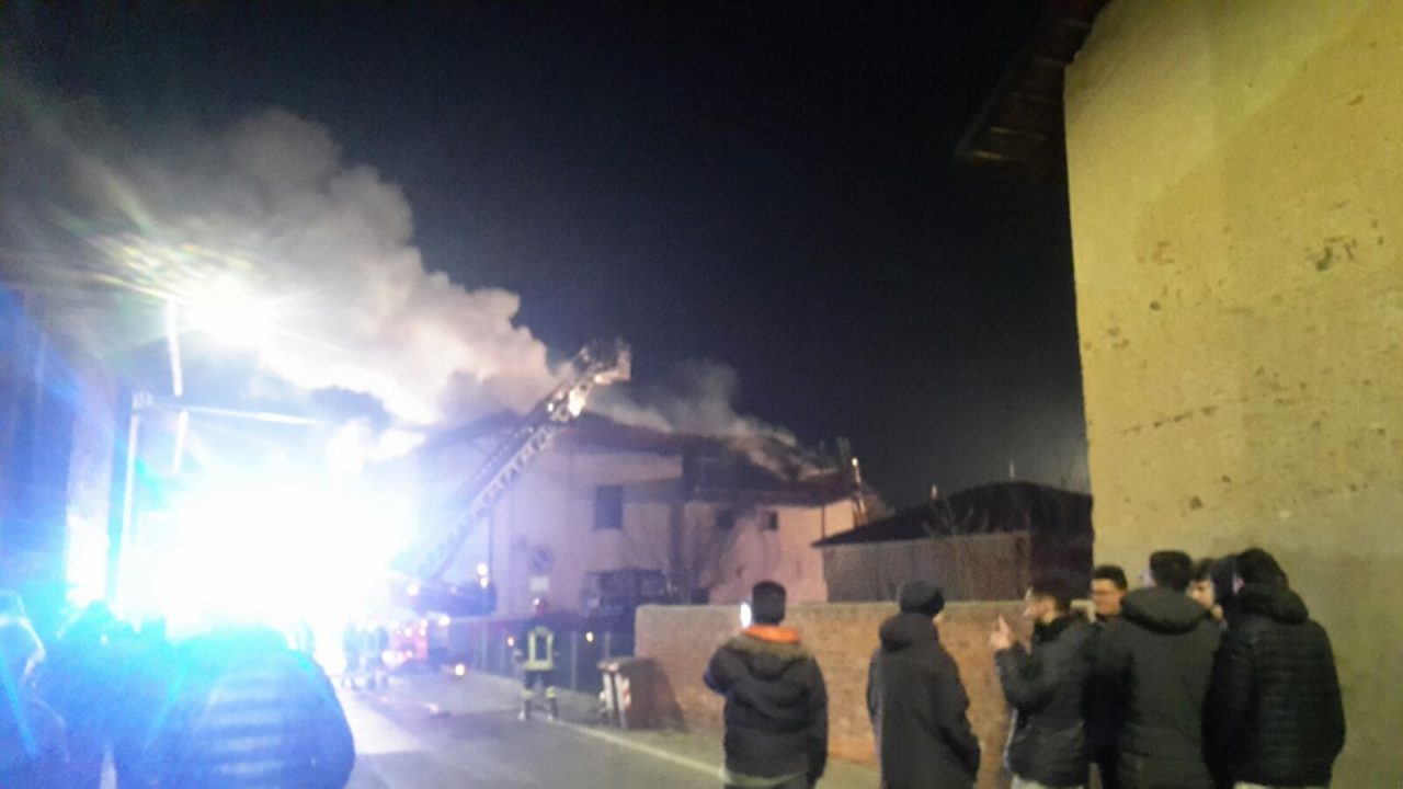 Incendio cascina distrutto tetto