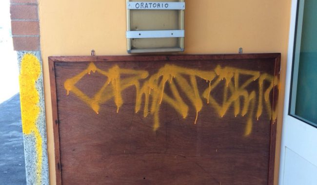 Vandali in oratorio la denuncia
