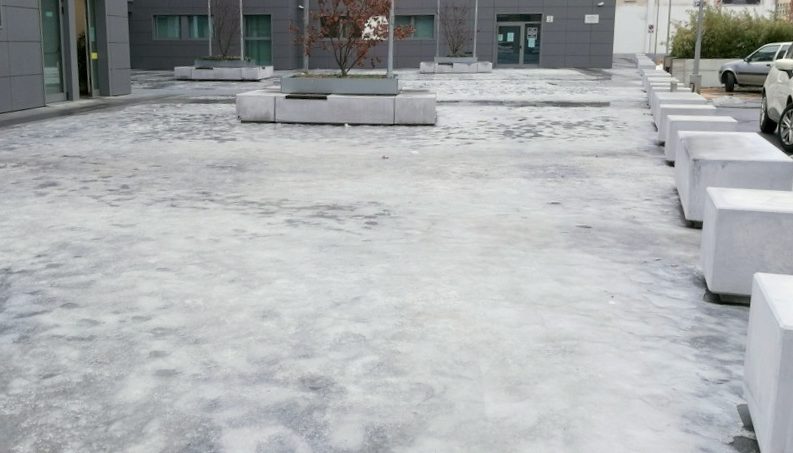 Anziana cade sul ghiaccio e batte la testa