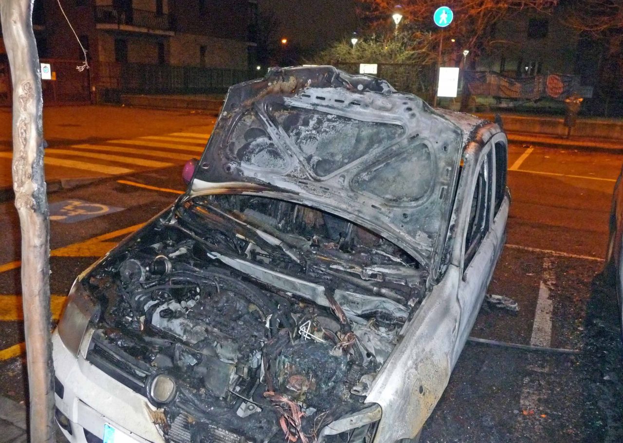 Furgone in fiamme
