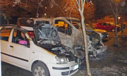 Furgone in fiamme danneggia auto indagini in corso LE FOTO
