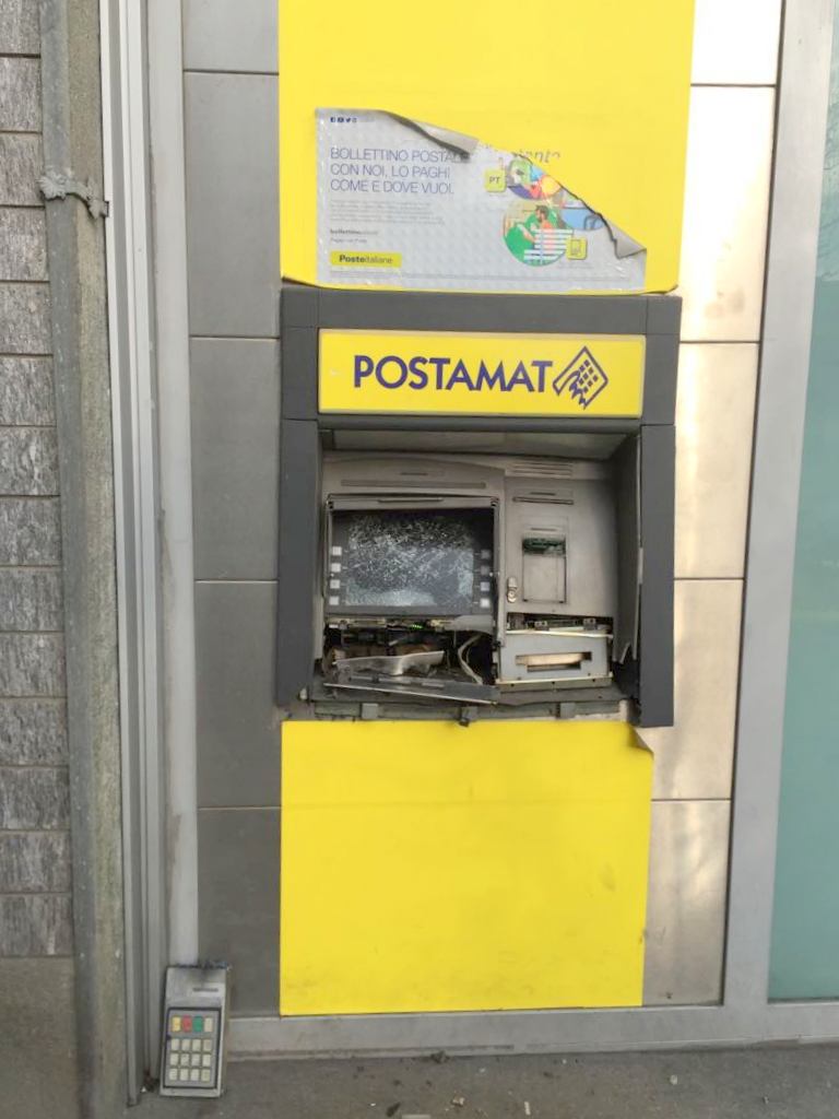 Fallisce assalto alla posta i ladri abbandonano ordigno esplosivo