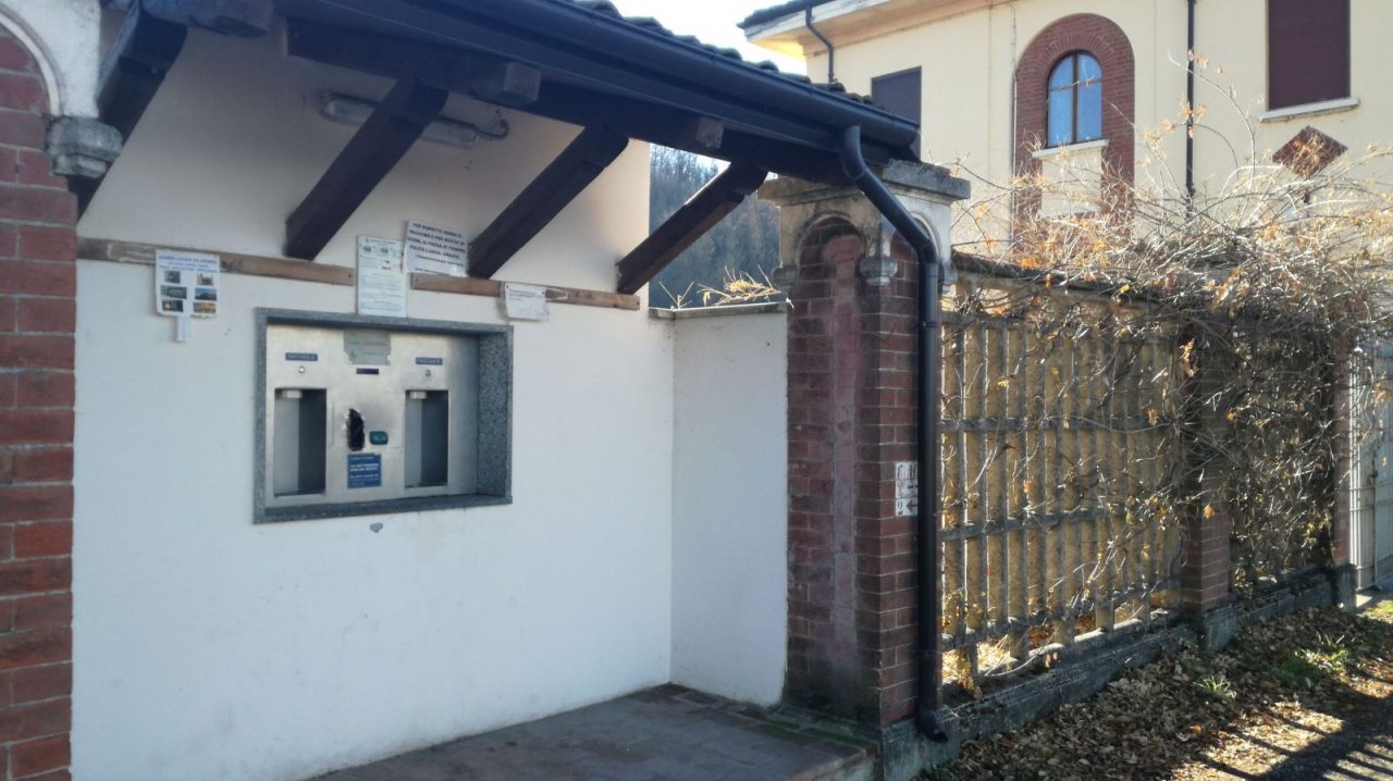 Distributore acqua vandalizzato LE FOTO
