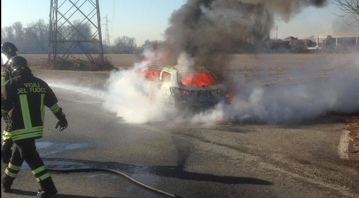 Auto brucia conducente salva per miracolo