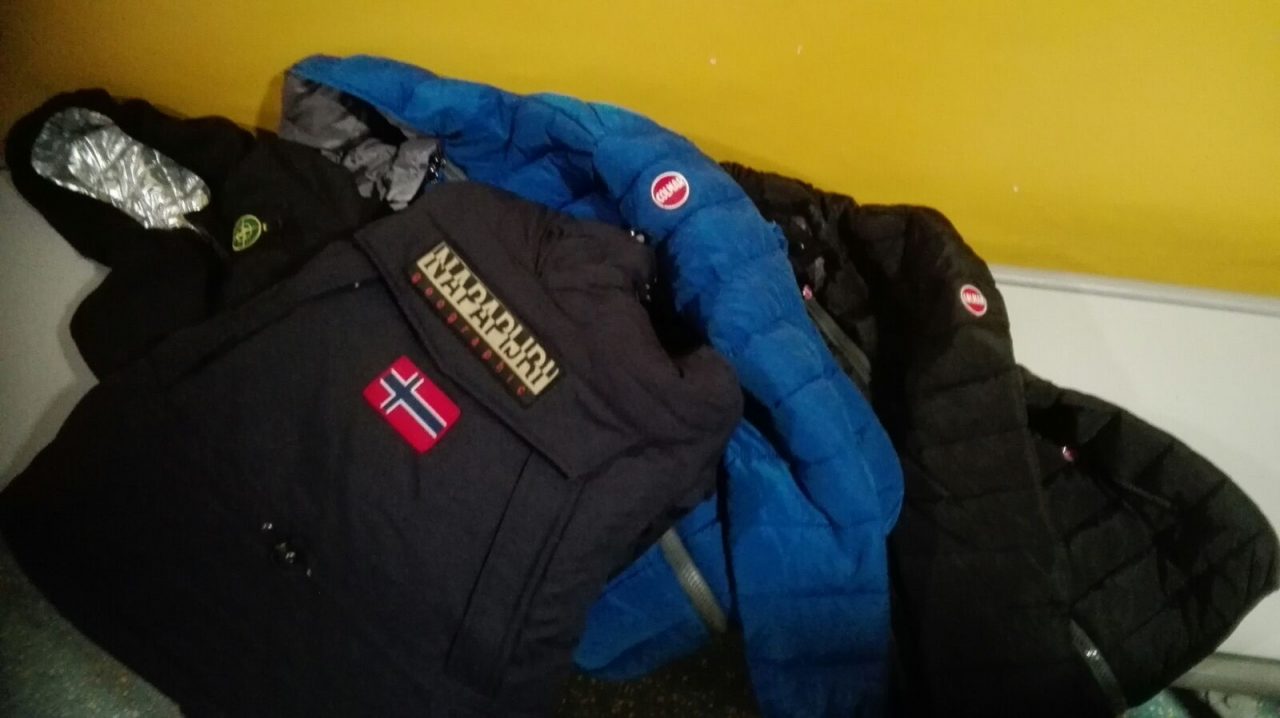 Abiti firmati falsi venduti in piazza denunciati LE FOTO