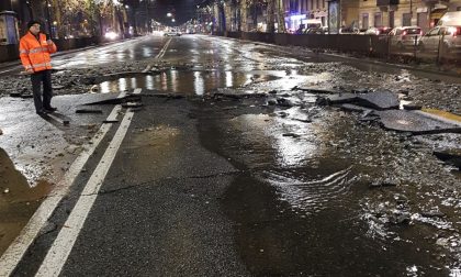 Voragine al centro dell'incrocio traffico regolare
