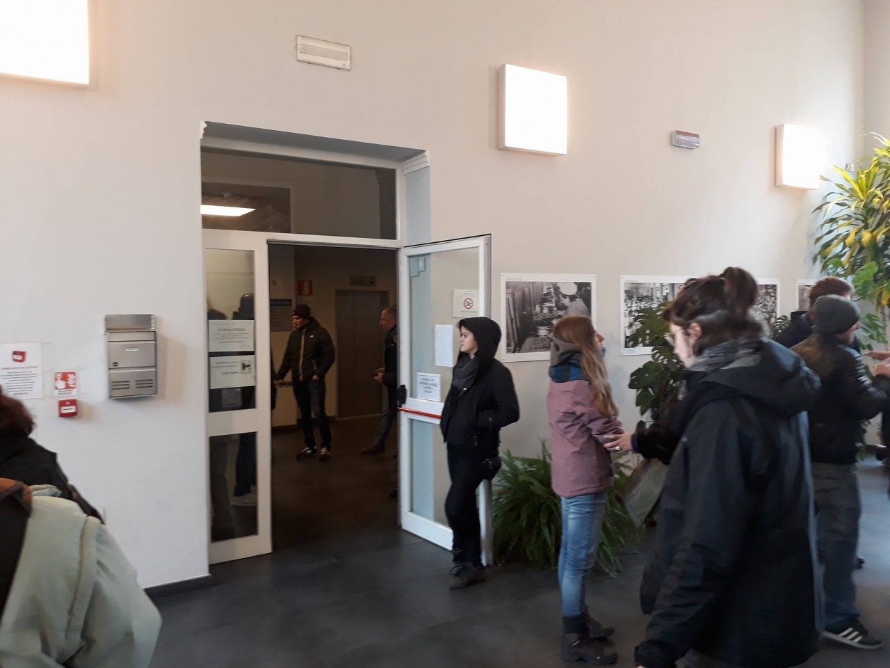 Attivisti Askatasuna occupano sede servizi sociali