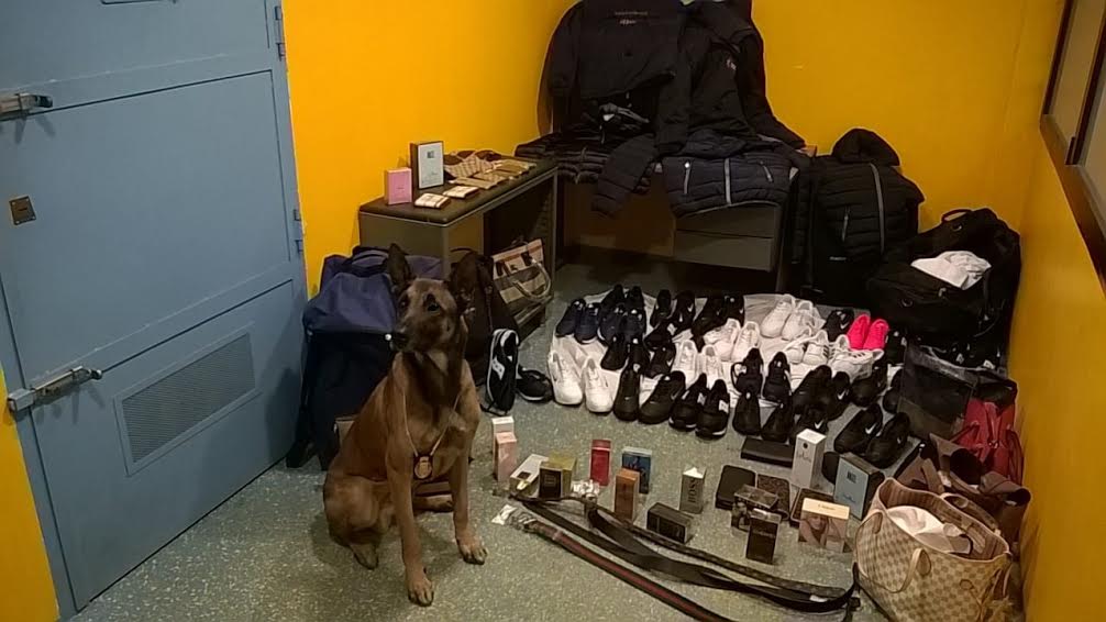 Abbigliamento falso al mercato sequestrato