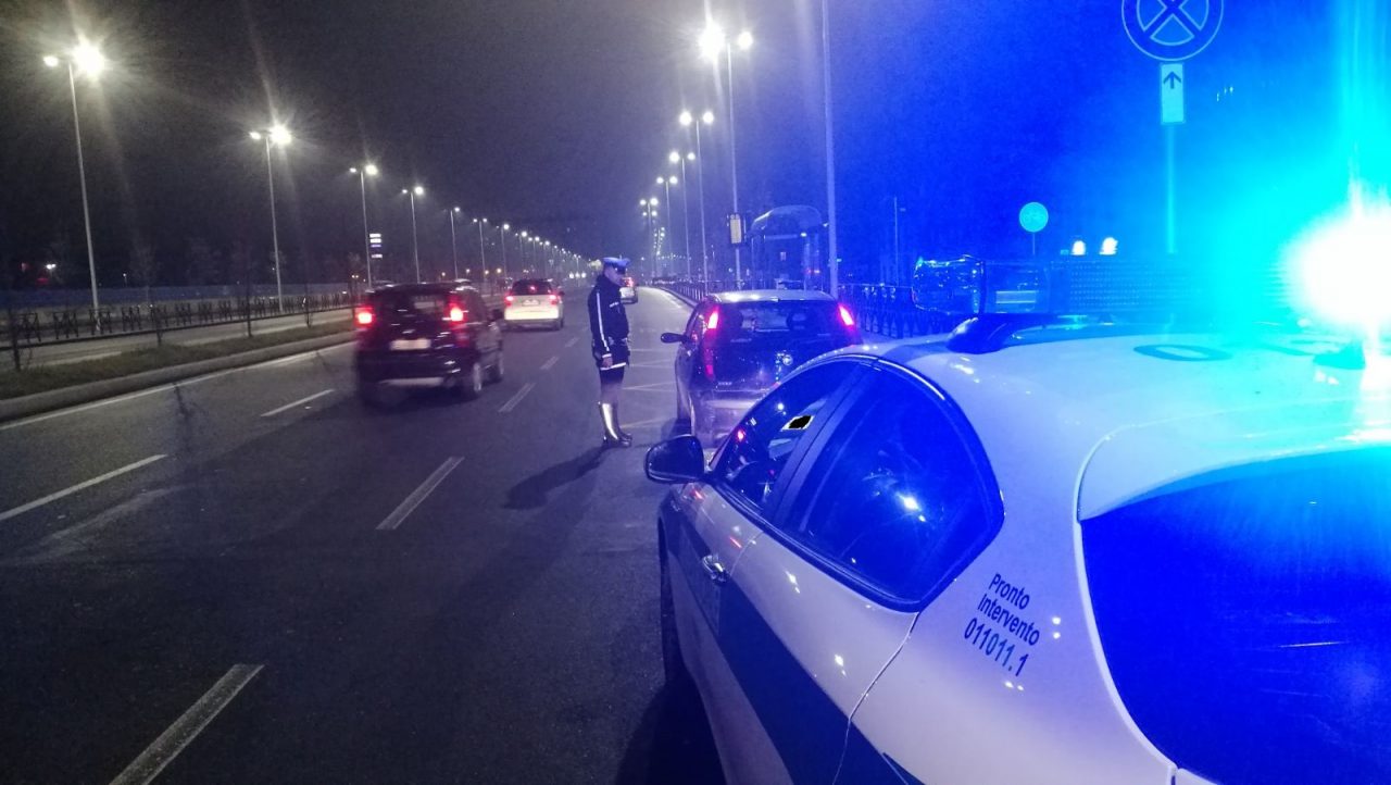 Auto attraverso con il rosso, a bordo 4 adulti e 3 bimbi