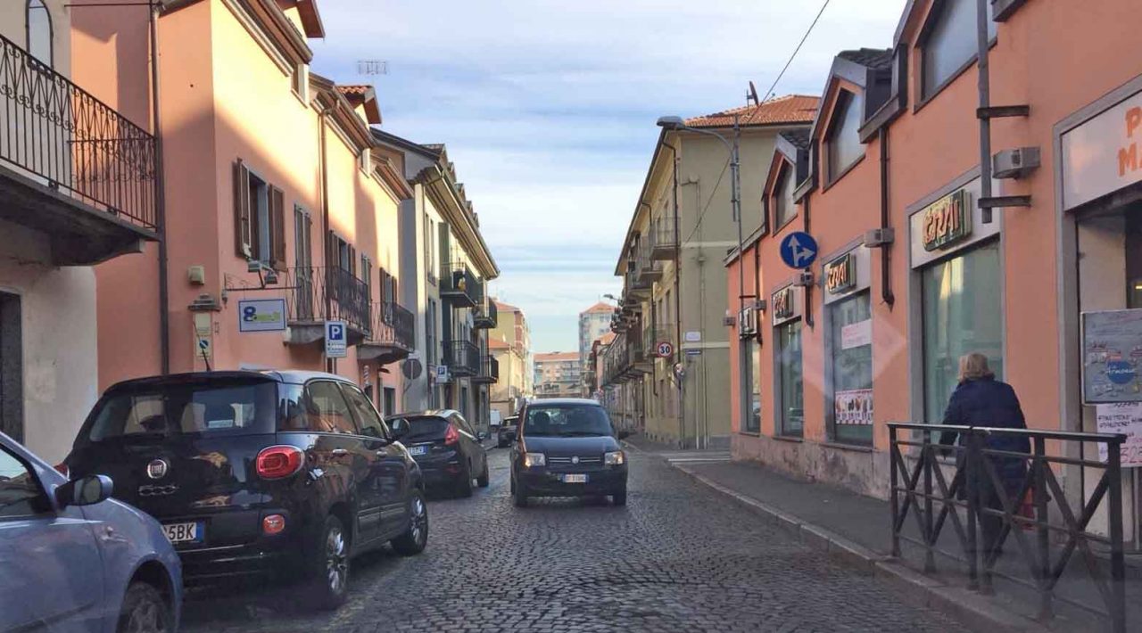 Auto contromano in centro a Chivasso