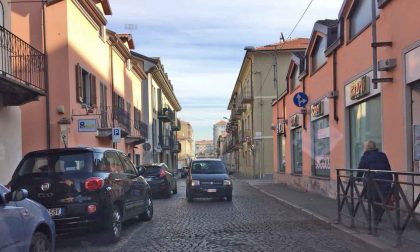 Auto contromano in centro a Chivasso