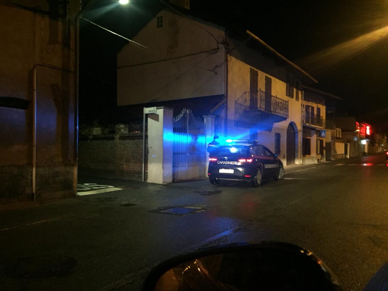 Non apre alla porta arrivano carabinieri e vigili del fuoco LE FOTO