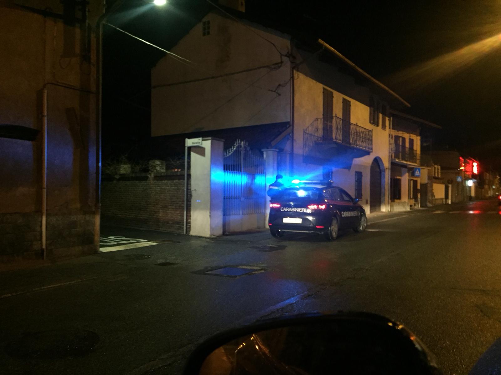 Non apre alla porta dell'abitazione. Arrivano carabinieri, vigili del fuoco e anche l'ambulanza. 