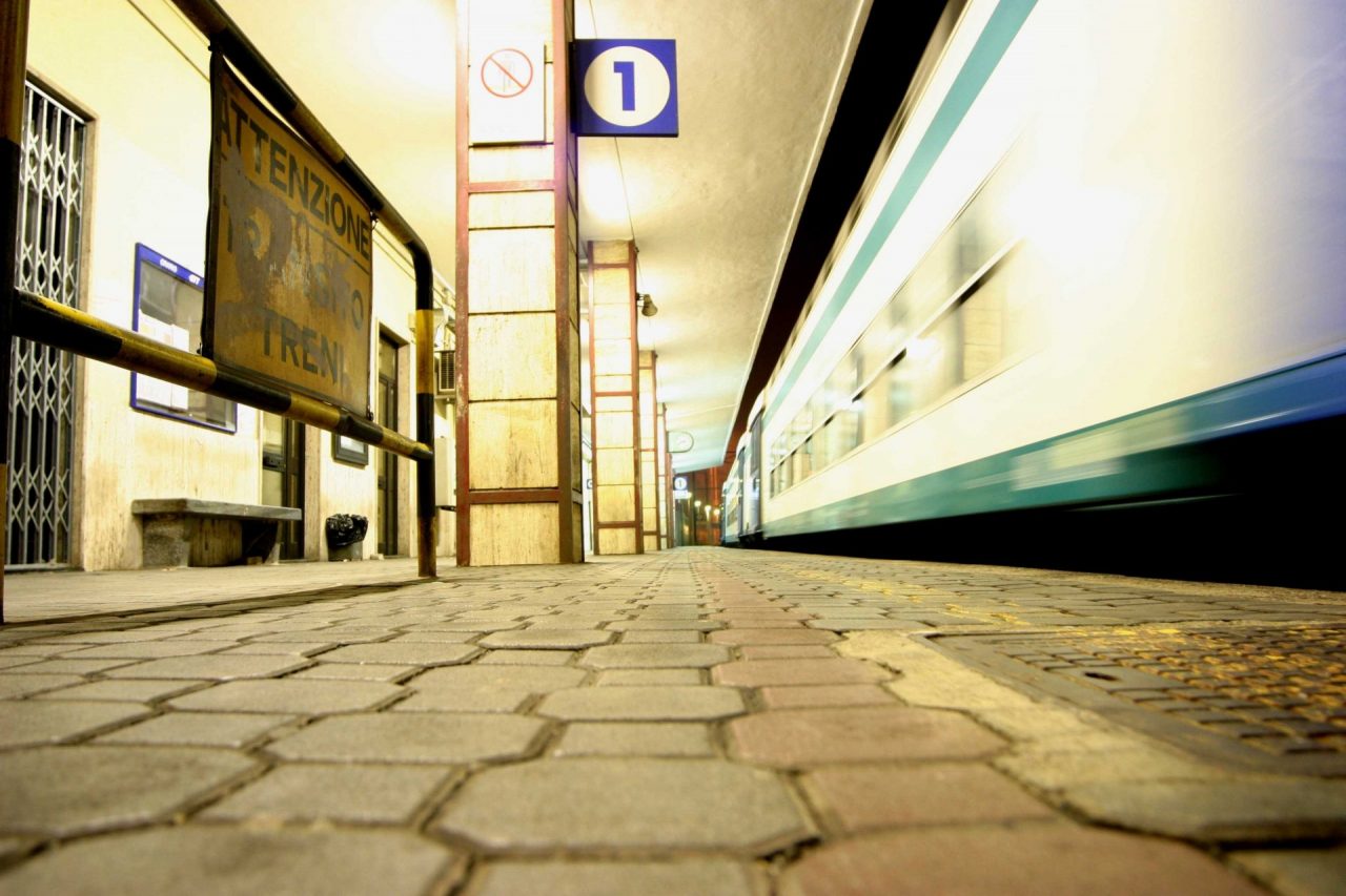 Minaccia il passeggero di un treno con una pistola