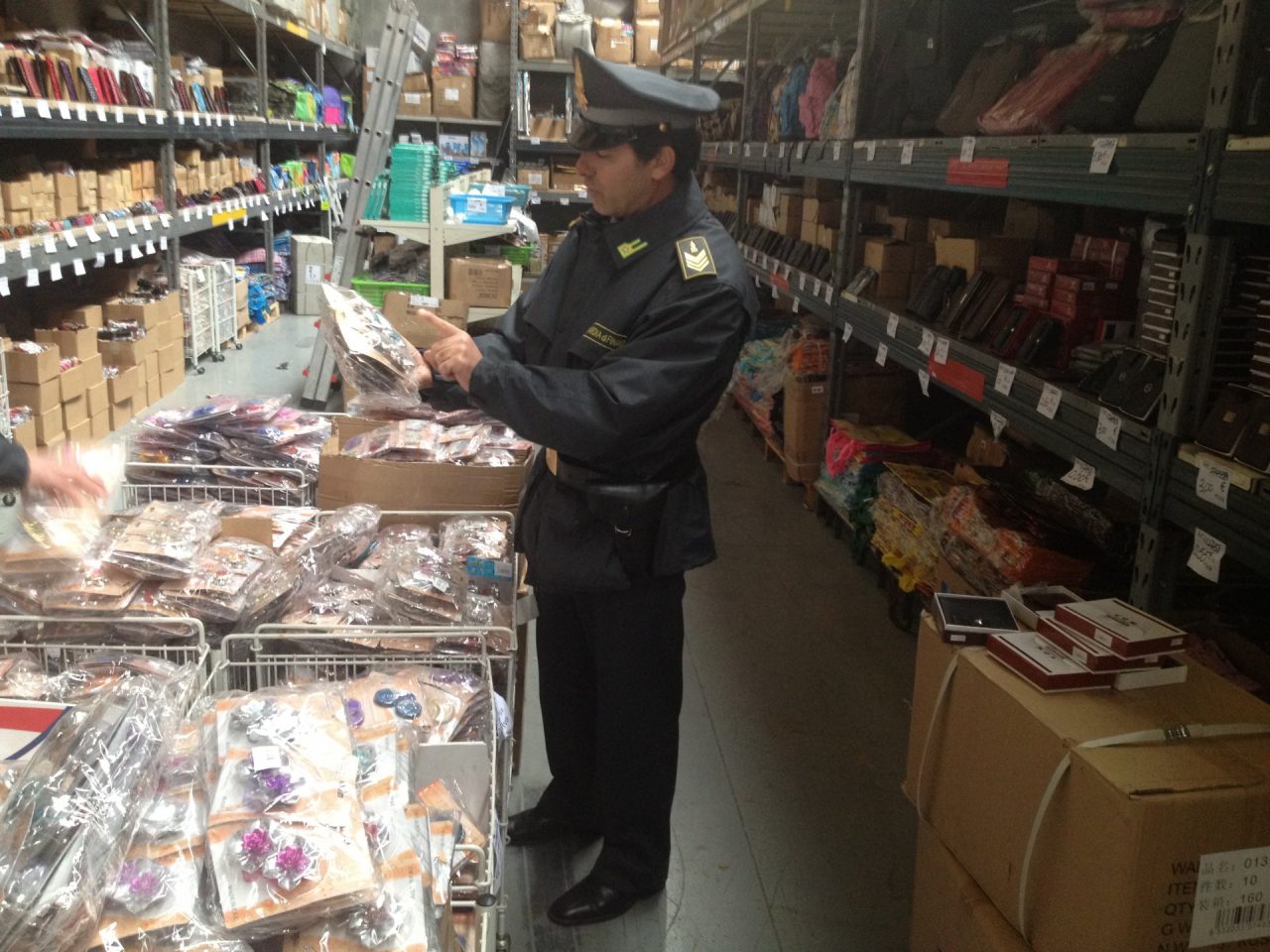 Maxi sequestro scoperti 10 milioni di prodotti pericolosi in città
