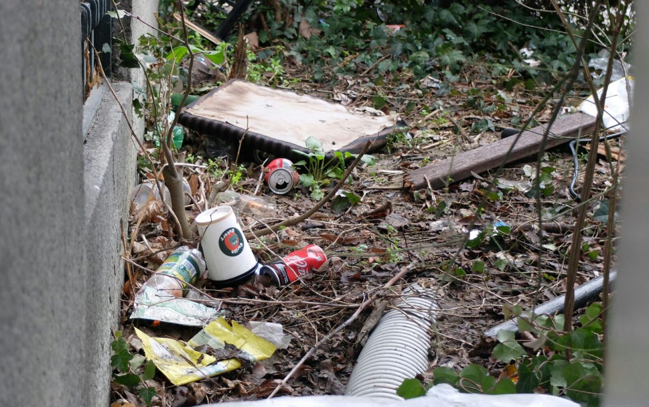 Rifiuti abbandonati in centro città