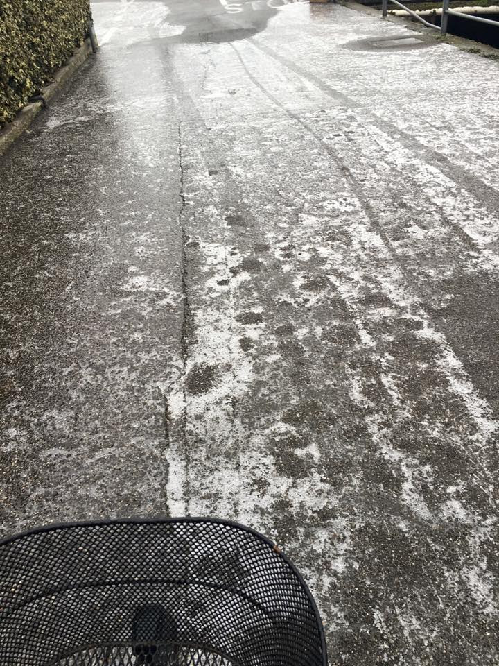 Freddo glaciale sottopasso chiuso per togliere le stalattiti di ghiaccio
