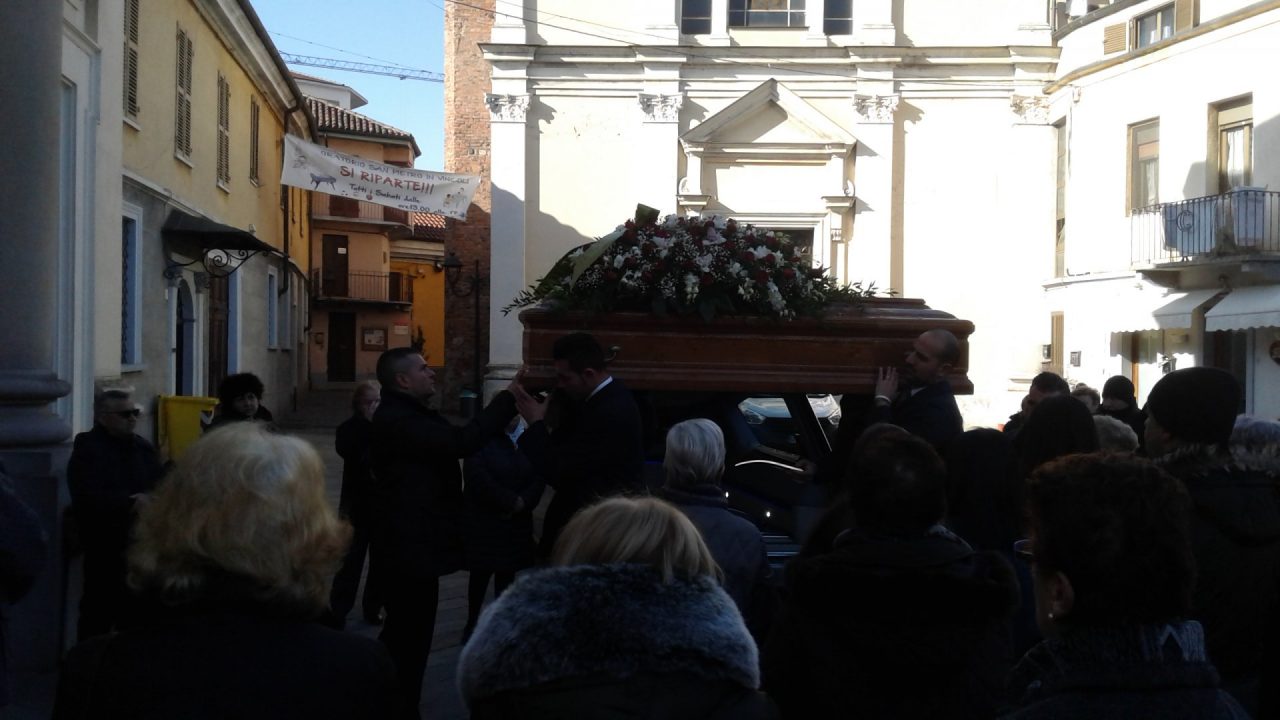 Medico morto la commozione della città al funerale IL VIDEO
