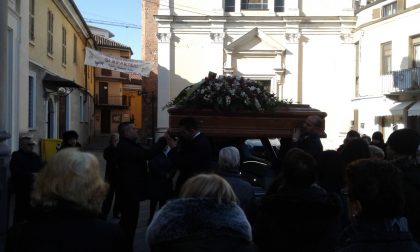 Medico morto la commozione della città al funerale IL VIDEO